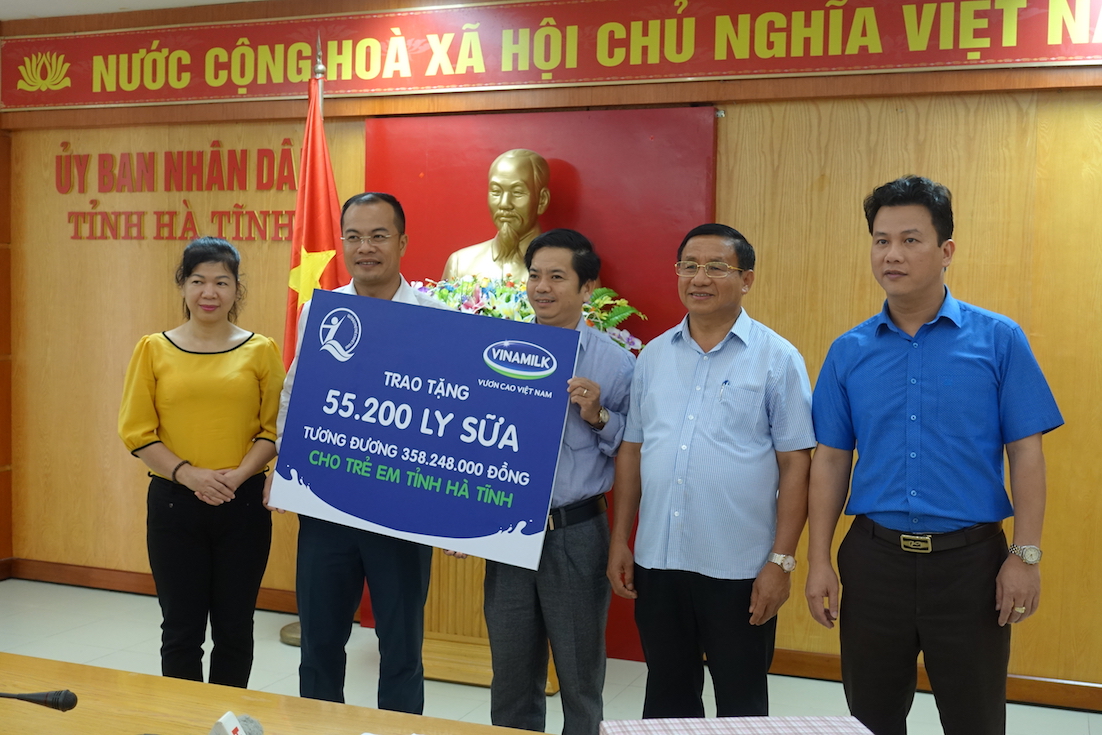 Vinamilk[-]tặng[-]sữa[-]cho[-]trẻ[-]em[-]bị[-]thiệt[-]hại[-]bởi[-]mưa[-]lũ[-]tại[-]Hà[-]Tĩnh[-]và[-]Quảng[-]Bình[-]